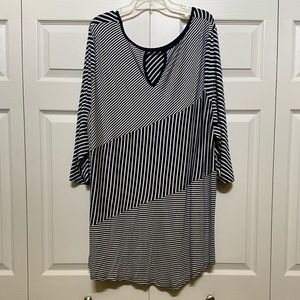 AVENUE 30/32 TUNIC TOP IN LIKE NEW CONDITION. CUTE AND COMFORTABLE.
